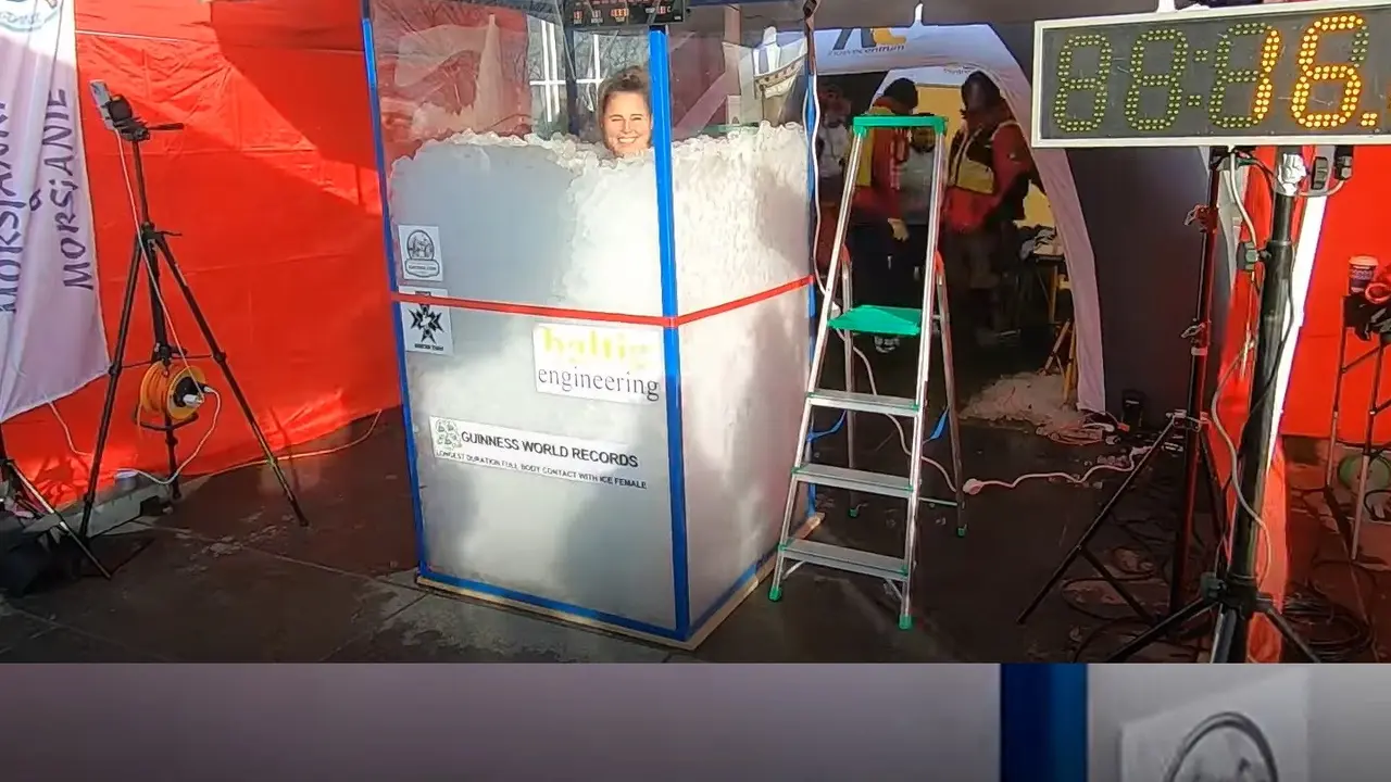 Wanita asal Polandia berhasil memecahkan rekor dunia dari Guinness World Records sebagai wanita pertama yang berhasil berendam di dalam es dengan waktu terlama. (Youtube Guinness World Records)