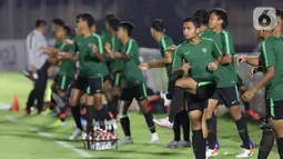 Pemain Timnas Indonesia U-19 melakukan pemanasan jelang latihan di Stadion Madya Gelora Bung Karno, Jakarta, Selasa (5/11/2019). Timnas Indonesia U-19 batal melakukan latihan resmi jelang laga perdana kualifikasi Piala Asia U-19 2020 Grup K karena kondisi cuaca. (Liputan6.com/Helmi Fithriansyah)