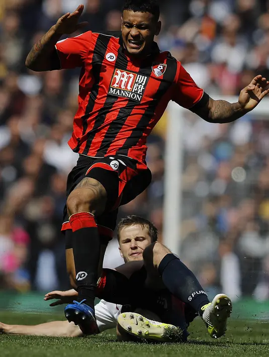 Pemain Bournemouth, Joshua King mendapat adangan dari pemain Tottenham Hotspur, Eric Dier pada laga Premier League pekan ke-33 di White Hart Lane stadium, London, Sabtu (15/4/2017). Tottenham menang 4-0. (AP/Frank Augstein)