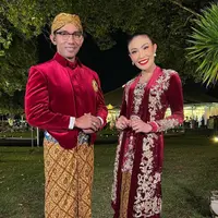 Menjadi pembawa acara, Ayu Dewi tampil elegan dalam balutan kebaya panjang. Mengenakan sanggul sederhana, penampilan Ayu Dewi tampak meriah dengan lipstik berrwarna merah. [instagram/mrsayudewi]
