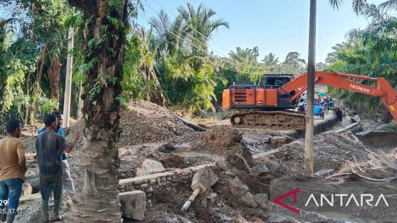 Pemkab Nagan Raya Bersihkan Lumpur Banjir, Akses Transportasi Warga Kembali Terbuka