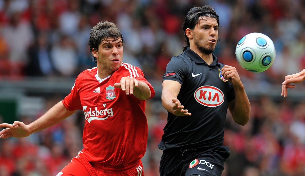 Bek Liverpool, Emiliano Insua (kiri) berebut bola dengan striker Atletico Madrid, Kun Aguero pada laga Pramusim 2009/2010 di Anfield Stadium, Liverpool (8/8/2009). Emiliano Insua yang sejak Januari 2022 membela Racing Club Argentina tercatat hanya 2,5 musim membela Liverpool. Sempat berstatus pinjaman dari Boca Juniors selama setengah musim pada 2006/2007, ia lantas dipermanenkan The Reds pada 2008/2009. Ia total tampil dalam 62 laga di semua ajang dengan torehan 1 gol dan 5 assist. (AFP/Andrew Yates)
