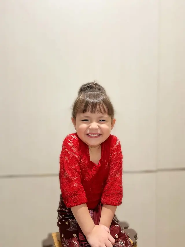 Gaya Manis Chloe Emmanuelle, Putri Asmirandah Kenakan Kebaya di Hari Kartini, Tampil Ayu dengan Wajah Bule