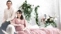 Angelica Simperler dan Rico Hidros Daeng maternity shoot (Instagram/maravilleatelier)