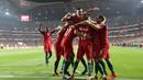 Pemain timnas Portugal, Andre Silva dan timnya merayakan gol ke gawang Swiss pada laga pamungkas kualifikasi Piala Dunia 2018 zona Eropa di Stadion da Luz, Selasa (10/10). Portugal akhirnya lolos ke Piala Dunia 2018 usai menang 2-0. (AP/Armando Franca)