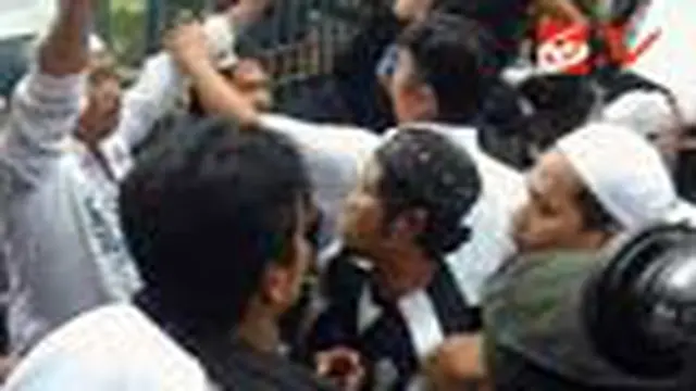 Vonis Lebih Ringan, Massa Kepung PN Bandung