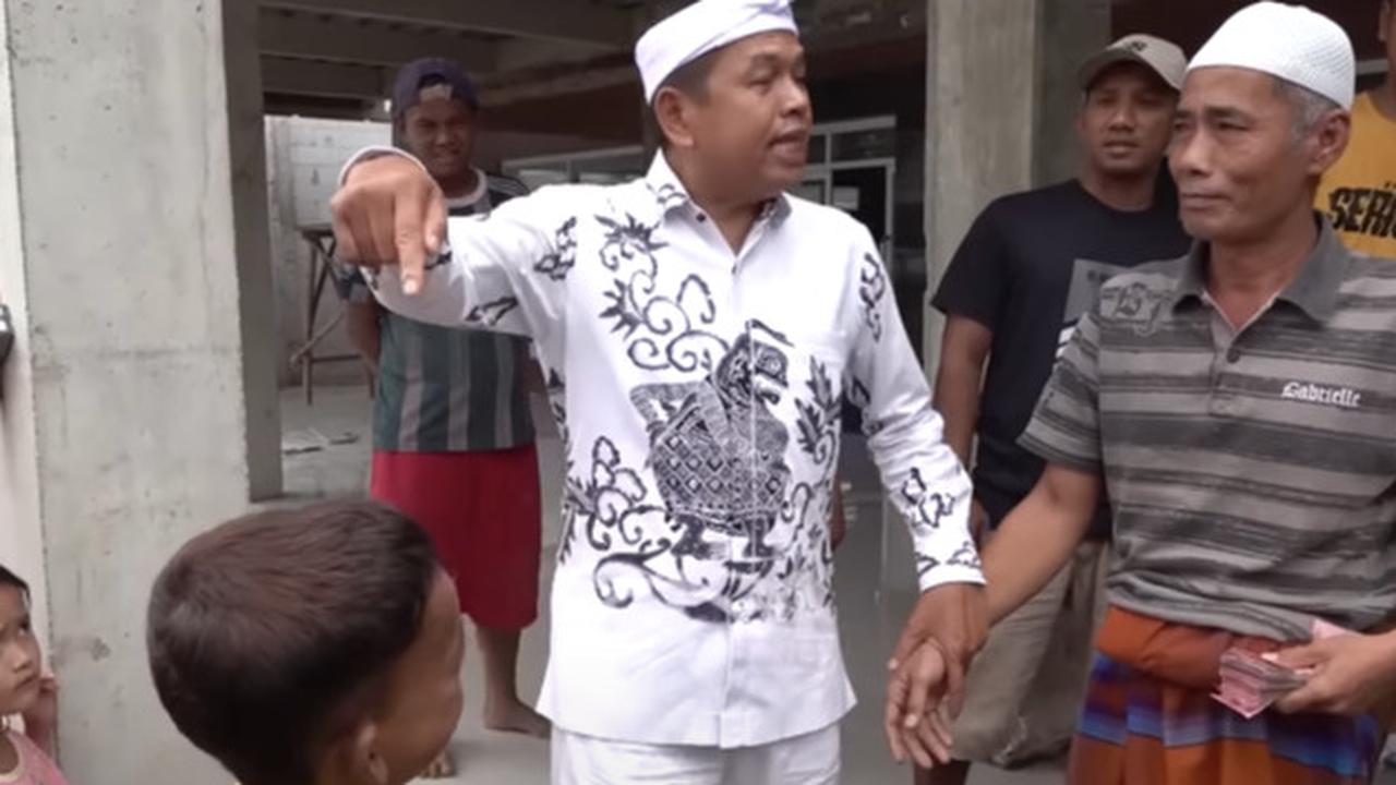 Cagub Dedi Mulyadi Sumbang Masjid dan Beri Uang Anak Angkatnya Gepokan