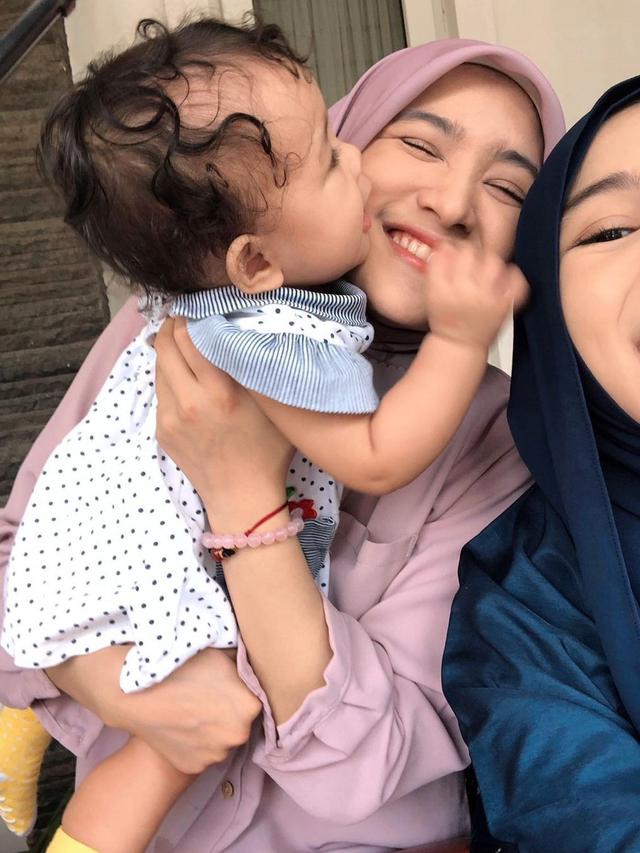 Tampil Keibuan, Ini 6 Potret Cut Syifa Saat Gendong Anak yang Tuai Pujian