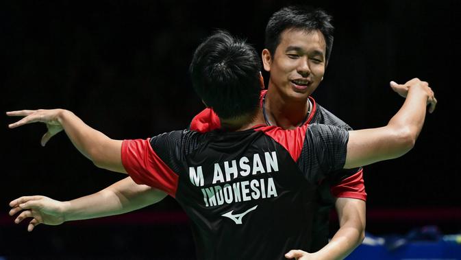 Ganda putra Indonesia Hendra Setiawan (kanan) dan Mohammad Ahsan. (FABRICE COFFRINI/AFP)