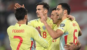 Para pemain Timnas Spanyol merayakan gol Mikel Oyarzabal dalam laga Kualifikasi Piala Dunia 2026 Grup E melawan Timnas Georgia di Tbilisi, Georgia, Sabtu, 15 November 2025. (AP Photo/Tamuna Kulumbegashvili)