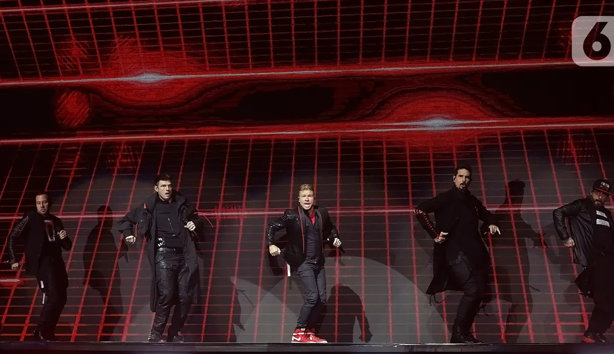 (Kiri ke kanan) Personel boyband Backstreet Boys Howie Dorough, Nick Carter, Brian Littrell, Kevin Richardson, dan A.J. McLean tampil menghibur penggemarnya saat konser di JIExpo Kemyoran, Jakarta, Sabtu (26/10/2019). Konser bertajuk DNA World Tour Jakarta 2019. (Fimela.com/Bambang Ekoros Purnama)
