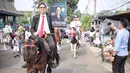 Motivator Tung Desem Waringin mempromosikan buku terbarunya berjudul 'Life Revolution' dengan berkuda di Jakarta, Kamis (7/6). Life Revolution merupakan buku ketiga yang dibuat Tung Desem Waringin. (Liputan6.com/Faizal Fanani)