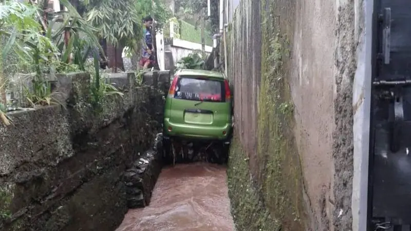 Hyundai Atoz Tak Kuat Tahan Arus Banjir, Berakhir di Sekolan