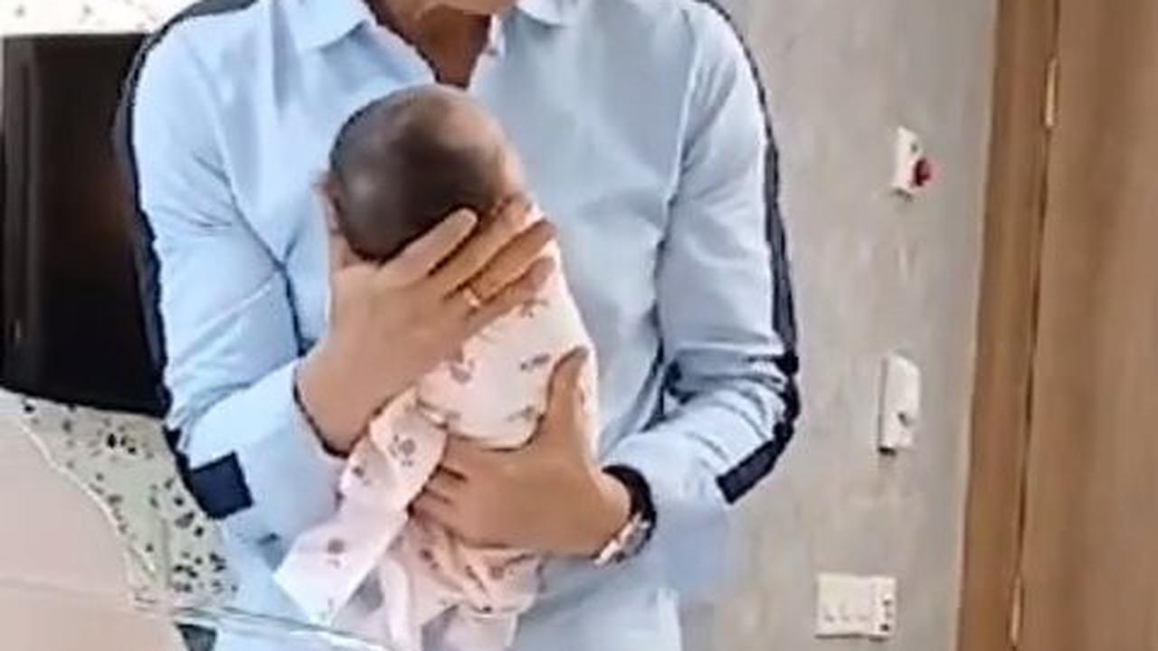 Akhirnya Bisa Timang Cucu, 7 Potret Addie MS Gendong Anak Kevin Aprilio - Jadi Kado Ultah Terindah
