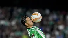 Gelandang Real Betis Andres Guardado mengontrol bola saat menjamu AS Roma pada laga pekan ke-4 Grup C Liga Europa 2022/2023  di Estadio Benito Villamarin, Kamis (13/10/2022). Laga Real Betis vs AS Roma di matchday 4 Liga Europa berakhir tanpa pemenang. (AP Photo/Jose Breton)