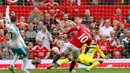 Gol dari pemain MU, Wayne Rooney dianulir wasit karena offside pada laga Liga Inggris melawan Newcastle di Stadion Old Trafford, Inggris, Sabtu (22/8/2015). Pertandingan berakhir imbang 1-1. (Action Images via Reuters/Jason Cairnduff)