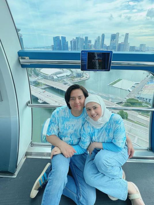Tidak hanya seru bermain bersama anak-anak, Roger dan Cut Meyriska pun tidak ketinggalan untuk tampil mesra. Seru melihat pemandangan indah Singapura dari atas ketinggian, potret kebersamaan keduanya ini menuai banyak sorotan netizen. (Liputan6.com/IG/@rogerojey)