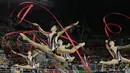 Tim senam Ritmik asal Israel sedang beraksi menggunakan alat ribbons  pada final Olimpiade Rio 2016  di Olympic Arena, Rio de Janeiro, Brasil.  (AP/Rebecca Blackwell)