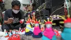 Pekerja membuat ondel-ondel dari shuttlecock atau kok bekas di perkampungan Budaya Betawi, Srengseng Sawah, Jakarta, Sabtu (8/8/2020). Menyambut HUT Kemerdekaan RI, pesanan ondel-ondel dari shuttlecock bekas dengan harga Rp 5 ribu per buahnya mulai banyak diburu. (Liputan6.com/Fery Pradolo)