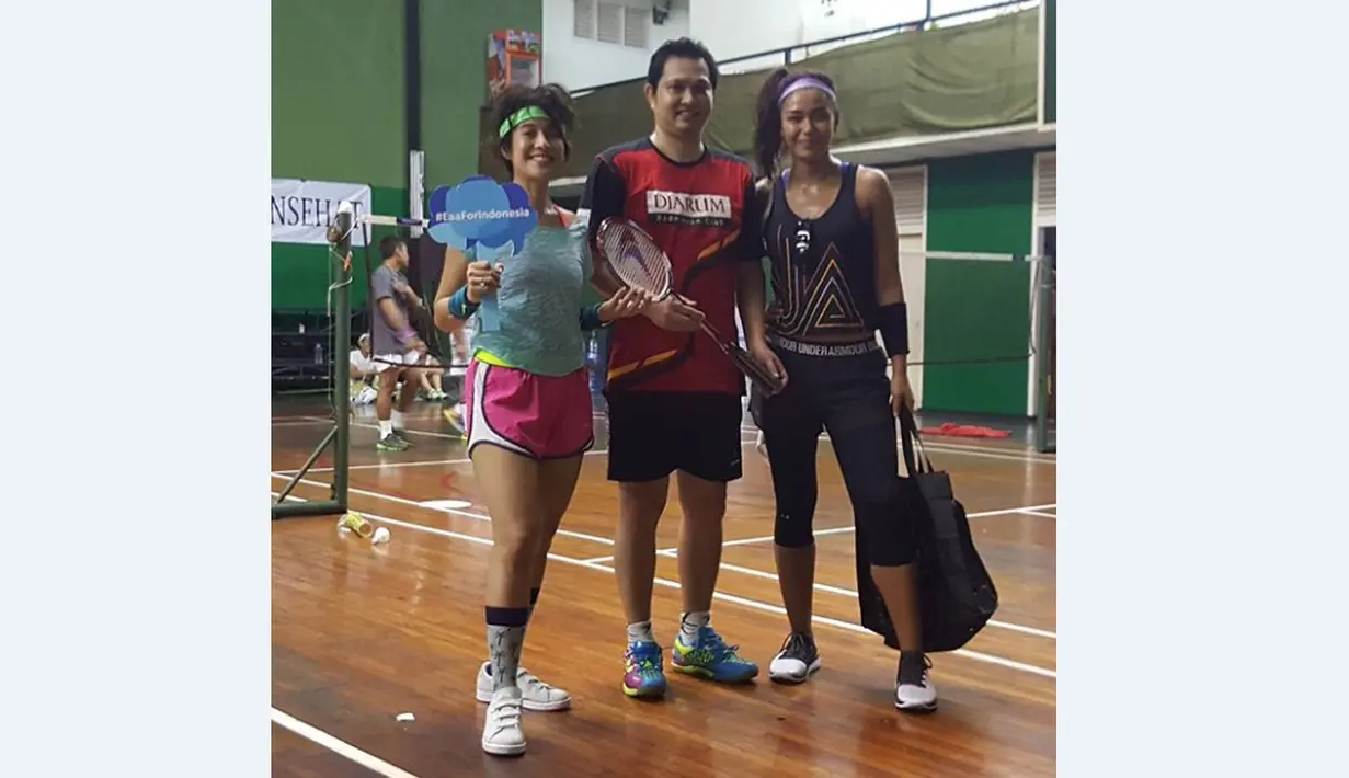 Dian Sastrowardoyo dan Haryanto Arbi memeriahkan acara Bashminton di GOR PB Djarum, Jakarta, (21/5/2016), untuk mendukung bulutangkis Indonesia. (Bola.com/Instagram/Therealdisastr)