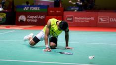 Ekspresi kecewa pebulu tangkis tunggal putra Indonesia, Alwi Farhan setelah gagal mengembalikan kok ke arah wakil Korea Selatan, Jeon Hyeok-jin pada babak kualifikasi Indonesia Masters 2025 yang berlangsung di Istora Senayan, Jakarta, Selasa (21/01/2025). Alwi kalah dengan skor 21-15, 20-22, 18-21. (Bola.com/Bagaskara Lazuardi)