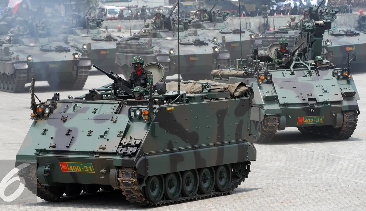 Sejumlah kendaraan tempur (Ranpur) saat mengikuti  gladi bersih upacara HUT ke-70 TNI 2014 di Dermaga Indah Kiat, Cilegon, Banten (3/10/2015). (Liputan6.com/Immanuel Antonius)