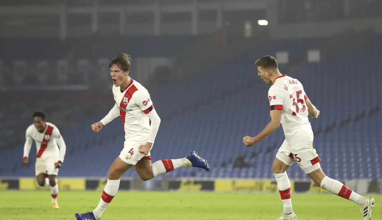 Bek Southampton, Jannik Vestergaard (kiri) berselebrasi usai mencetak gol ke gawang Brighton & Hove Albion pada pertandingan lanjutan Liga Inggris di Stadion Falmer, Brighton, Inggris, Selasa (8/12/2020). Southampton Menang Tipis atas Brighton 2-1. (Naomi Baker/Pool Via AP)