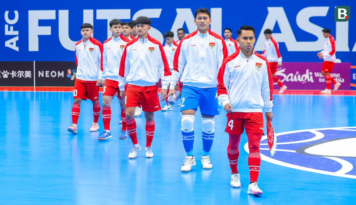 Pemain Timnas Futsal Indonesia dipimpin Mochammad  Iqbal (kanan) memasuki lapangan pertandingan dalam laga Grup A Piala Asia Futsal 2026 melawan Korea Selatan di Indonesia Arena, Senayan, Jakarta, Selasa (27/01/2026). (Bola.com/Bagaskara Lazuardi)