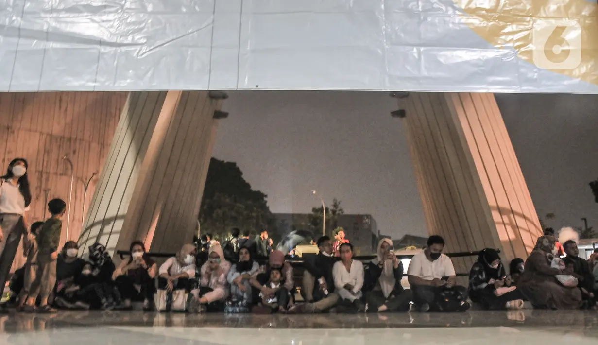 Warga menyaksikan fenomena gerhana bulan total atau Bloodmoon di Taman Ismail Marzuki, Jakarta Pusat, Selasa (8/11/2022). Gerhana Bulan total 8 November ini akan menjadi yang terakhir selama tiga tahun, karena gerhana Bulan total berikutnya terjadi pada 14 Maret 2025. (merdeka.com/Iqbal S Nugroho)