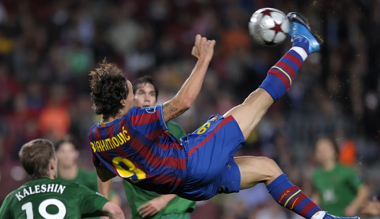 Zlatan Ibrahimovic saat beraksi bersama Barcelona pada 2009-2010 dan mencetak 16 gol dari 29 penampilan. (AFP/Lluis Gene)