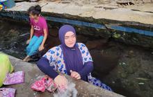 Bule Cantik Bingung Diajak Suami Cuci Pakaian di Sungai 'Ini Bagaimana Caranya