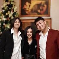 Yuni Shara menghadiri silaturahmi Natal yang digelar di kediaman mantan suami, Henry Siahaan, 25 Desember 2023. Suasana terasa hangat dan banjir pujian. (Foto: Dok. Instagram @yunishara36)