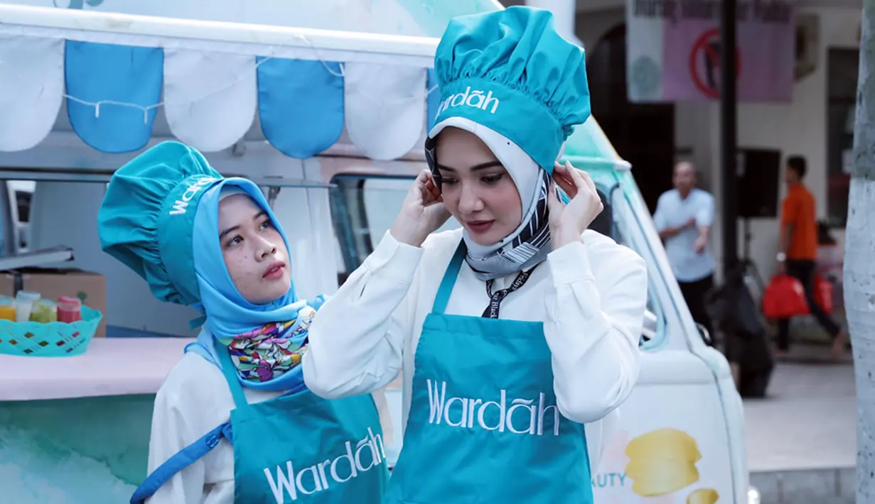 Siang itu, istri Irwansyah itu tampil seperti chef. Tampil dengan apron dan topi layaknya koki. Pemeran Widia dalam sinetron Si Alif itu terlihat serius saaat memotong-motong buah untuk membuat sop buah. (Deki Prayoga/Bintang.com)