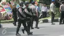 Petugas melakukan patroli di depan Mapolresta Solo yang ditutup pasca ledakan bom bunuh diri, Solo, Jawa Tengah, (5/7). Polda Jawa Tengah bersama tim dari Mabes Polri dan tim Densus 88, masih terus menyelidiki peristiwa tersebut. (Boy Harjanto)
