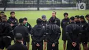 Pesepak bola Timnas Indonesia melakukan briefing sebelum latihan menjelang laga leg pertama kontra Vietnam pada semifinal Piala AFF 2022, di Lapangan A Kompleks Gelora Bung Karno, Jakarta, Rabu (4/1/2023). Skuad Garuda – julukan Timnas Indonesia –akan menjamu Vietnam pada semifinal Leg 1 Piala AFF 2022, Jumat 6 Januari 2023 mendatang. (Liputan6.com/Faizal Fanani)