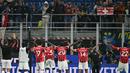 Para pemain AC Milan menyapa para penggemar usai memenangi laga Serie A Italia melawan Inter Milan di stadion Giuseppe Meazza, Milan, pada Minggu 22 September 2024 atau Senin (23/9/2024) dini hari WIB. (Gabriel BOUYS/AFP)