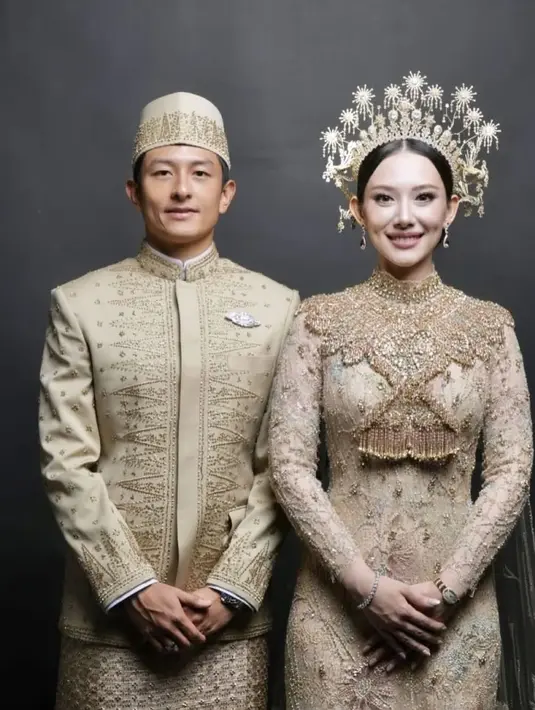 Gaya busana resepsi Athina Papadimitriou dan Rio Haryanto begitu menawan. Keduanya mengenakan baju adat peranakan Melayu yang begitu megah. [Foto: Instagram/ The Bridestory]