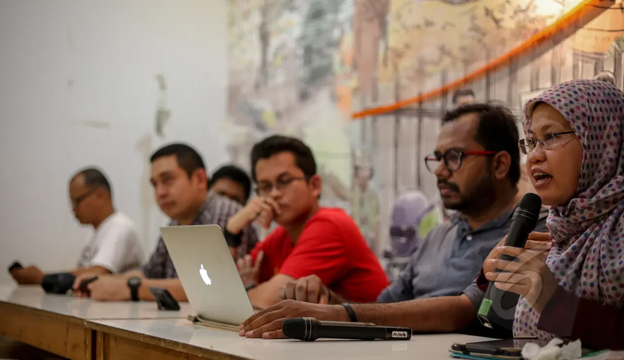 Sejumlah aktivis Koalisi Masyarakat Sipil yang terdiri dari Kontras, LBH Jakarta, YLBHI dan ICW memberi keterangan merespon penangkapan Penyidik KPK Novel Baswedan oleh Bareskrim Polri, di Jakarta, Jumat (1/5/2015). (Liputan6.com/Faizal Fanani)