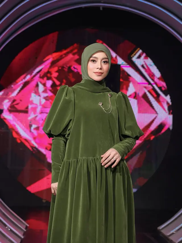 Potret Lesti Kejora dengan Gamis Velvet Olive Lengan Puff