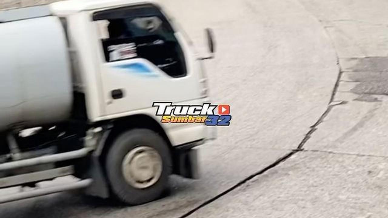 VIDEO: Detik-Detik Truk Bermuatan Beras Terguling di Tikungan Panorama 1 Sitinjau Lauik