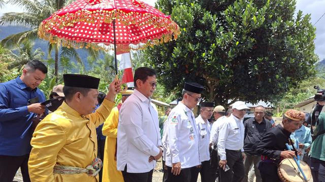 Kunjungan Wamentrans di Sumalata Penuh Kehangatan, Resmikan Sekolah Hingga Dialog dengan Masyarakat