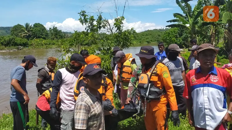 Tim SAR gabungan dan warga membawa kantong jenazah korban serangan buaya di Tolitoli