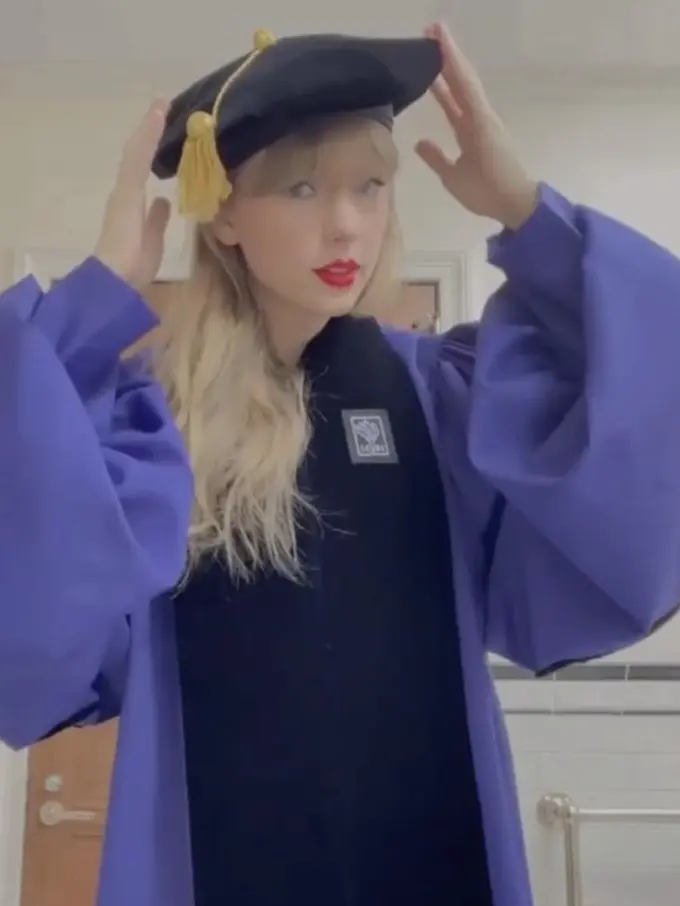 Taylor Swift Kenakan Toga Saat Menerima Gelar Doktor Kehormatan dari New York University