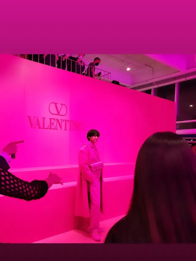 Lee Jong Suk Tetap Tampan Meski Kenakan Outfit Full Pink Seharga Rp160jutaan