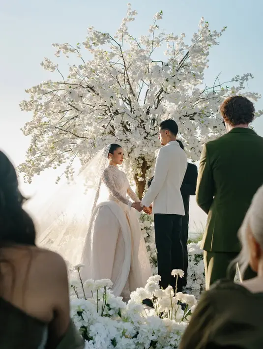 Menurut Christie Basil melalui unggahan Instagram, permintaan Jennifer sebenarnya cukup sederhana. Ia ingin tampil sebagai timeless bride dengan siluet princess cut, namun tetap sesuai dengan karakternya yang "elegantly sexy". Hasilnya adalah sebuah gaun pengantin yang memadukan kemewahan klasik dengan detail couture yang memukau. [@jennifercoppenreal20].