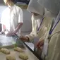 Para siswa jurusan Agribisnis Pengolahan Hasil Pertanian (AGPH), SMK Korporasi Garut, Kecamatan Limbangan, Kabupaten Garut, Jawa Barat, tengah melakukan praktek pembuatan roti. (Liputan6.com/Jayadi Supriadin)