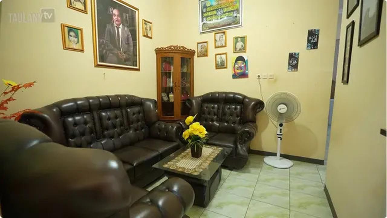 5 Potret Ruang Tamu Rumah Haji Bolot, Sederhana Tapi Bergaya Klasik