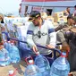 Wali Kota Probolinggo Habib Hadi Zainal Abidin ikut mendistribusikan ribuan galon air bersih ke Desa Gili Ketapang  (Istimewa)