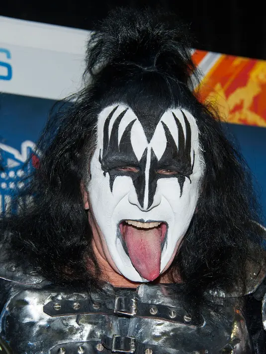 Vokalis grup rock KISS, Gene Simmons saat mengahadiri Coors Light NHL 2014 di Dodger Stadium, Los Angeles, California pada tanggal 25 Januari 2014. (AFP Photo/Valerie Macon)