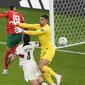 Pemain Timnas Maroko, Youssef En-Nesyri (kiri) melepaskan sundulan yang berbuah gol ke gawang Timnas Portugal dalam laga babak perempatfinal Piala Dunia 2022 di Al Thumama Stadium, Doha, Qatar, Sabtu (10/12/2022) malam WIB. (AP/Luca Bruno)